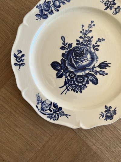 画像1: HBCM モントロー ブルーローズのブーケ 花リム メインプレート 24cm #1 [202506−61]