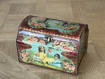 画像1: フランスアンティーク Tin缶 ブリキ お菓子ボックス 飾り鍵付き [202507-05]    