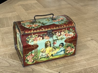 画像2: フランスアンティーク Tin缶 ブリキ お菓子ボックス 飾り鍵付き [202507-05]    