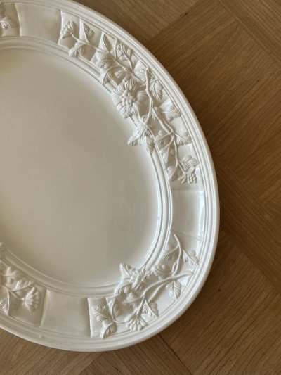 画像1: イタリア モダンセラミック 大型 お花レリーフ 白いオーバルプレート 42.5cm [202507-19]
