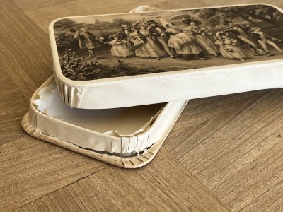 画像1: ドラジェボックス セピア色 教会へ向かう家族 アンティークBOX [202508-07]