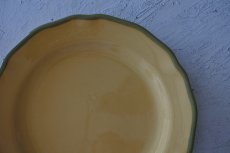 画像2: 南仏陶器 アプト窯 縁がカーキ色の黄色いお皿 21.5cm Bランク1〖202206-30〗 (2)