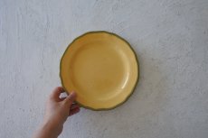 画像13: 南仏陶器 アプト窯 縁がカーキ色の黄色いお皿 21.5cm Bランク1〖202206-30〗 (13)