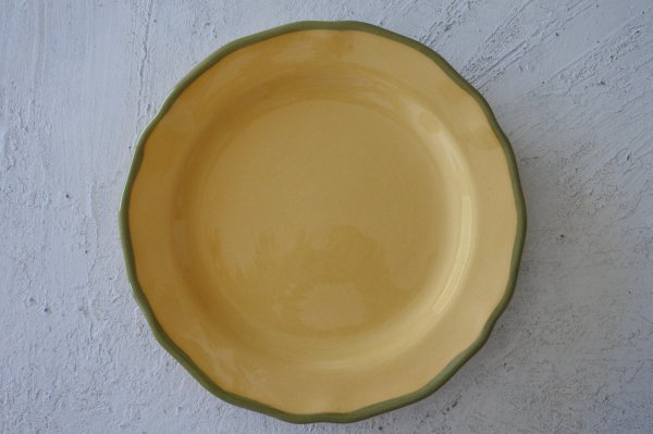 画像1: 南仏陶器 アプト窯 縁がカーキ色の黄色いお皿 21.5cm Bランク2〖202206-31〗 (1)