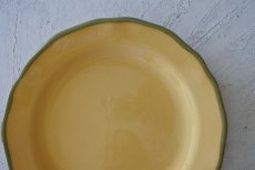 画像2: 南仏陶器 アプト窯 縁がカーキ色の黄色いお皿 21.5cm Bランク2〖202206-31〗 (2)