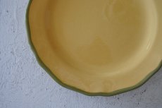 画像3: 南仏陶器 アプト窯 縁がカーキ色の黄色いお皿 21.5cm Bランク2〖202206-31〗 (3)
