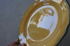 画像4: 南仏陶器 アプト窯 縁がカーキ色の黄色いお皿 21.5cm Bランク2〖202206-31〗 (4)