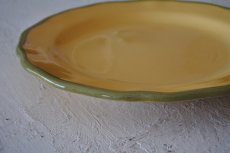 画像11: 南仏陶器 アプト窯 縁がカーキ色の黄色いお皿 21.5cm Bランク2〖202206-31〗 (11)