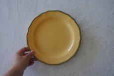 画像14: 南仏陶器 アプト窯 縁がカーキ色の黄色いお皿 21.5cm Bランク2〖202206-31〗 (14)