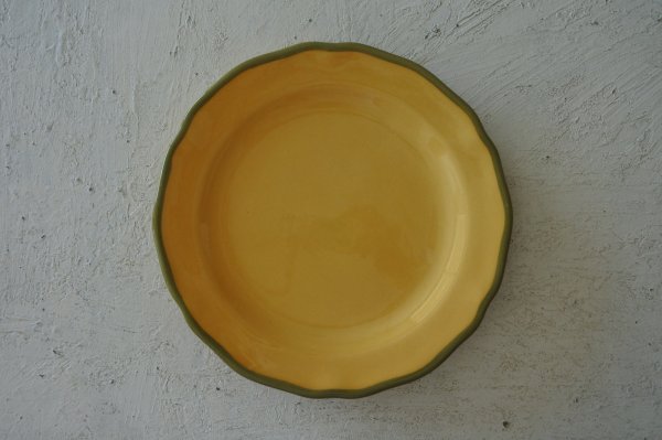 画像1: 南仏陶器 アプト窯 縁がカーキ色の黄色いお皿 21.5cm Bランク3〖202206-32〗 (1)
