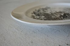 画像30: ボルドー窯 丸リム グリザイユ柄 白いデザート皿 2枚セット〖202207-50〗 (30)