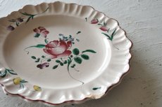 画像23: ☆ギャルリーイデコ☆ 18世紀 ムスティエ お花の絵付けプレート 直径25.4cm〖202302-01〗 (23)