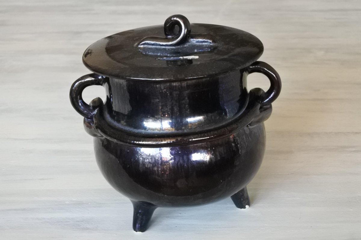 画像1: 鍋型 陶器製貯金箱 三つ脚 メタリックな黒 高さ17.8cm〚202001-000〛 (1)