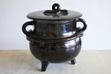 画像2: 鍋型 陶器製貯金箱 三つ脚 メタリックな黒 高さ17.8cm〚202001-000〛 (2)