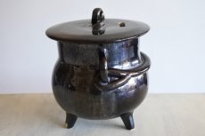 画像3: 鍋型 陶器製貯金箱 三つ脚 メタリックな黒 高さ17.8cm〚202001-000〛 (3)