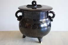 画像4: 鍋型 陶器製貯金箱 三つ脚 メタリックな黒 高さ17.8cm〚202001-000〛 (4)