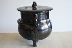 画像5: 鍋型 陶器製貯金箱 三つ脚 メタリックな黒 高さ17.8cm〚202001-000〛 (5)