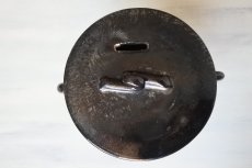 画像6: 鍋型 陶器製貯金箱 三つ脚 メタリックな黒 高さ17.8cm〚202001-000〛 (6)