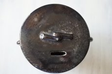 画像7: 鍋型 陶器製貯金箱 三つ脚 メタリックな黒 高さ17.8cm〚202001-000〛 (7)