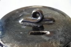 画像8: 鍋型 陶器製貯金箱 三つ脚 メタリックな黒 高さ17.8cm〚202001-000〛 (8)