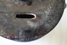 画像9: 鍋型 陶器製貯金箱 三つ脚 メタリックな黒 高さ17.8cm〚202001-000〛 (9)