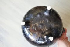 画像14: 鍋型 陶器製貯金箱 三つ脚 メタリックな黒 高さ17.8cm〚202001-000〛 (14)