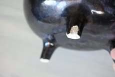 画像15: 鍋型 陶器製貯金箱 三つ脚 メタリックな黒 高さ17.8cm〚202001-000〛 (15)