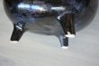 画像16: 鍋型 陶器製貯金箱 三つ脚 メタリックな黒 高さ17.8cm〚202001-000〛 (16)