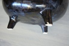 画像16: 鍋型 陶器製貯金箱 三つ脚 メタリックな黒 高さ17.8cm〚202001-000〛 (16)