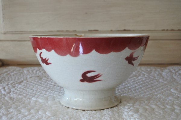 画像1: カフェオレボウル  バドンヴィレー 赤いツバメ柄 燕 つばめ  口径16.5cm〖202110-18〗 (1)