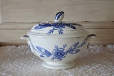 画像1: ブイヨンボウル 蓋付き 白にブルーのお花絵付け 口径13.9cm〖202211-61〗 (1)