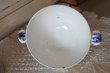 画像9: ブイヨンボウル 蓋付き 白にブルーのお花絵付け 口径13.9cm〖202211-61〗 (9)