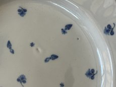 画像6: 18世紀 フランス南西 白釉 手描き ブルーの小花と虫柄 プレート [202506−95] (6)