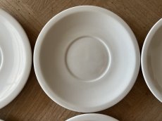 画像3: ヨーロッパヴィンテージ 白いポーセリン ソーサー 小皿6枚セット［202506-01］ (3)