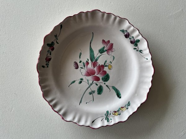 画像1: 18世紀 ムスティエ お花の絵付けプレート 直径25cm〖202501−049〗 (1)