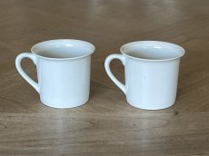画像5: ヨーロッパヴィンテージ 白いポーセリン デミタスカップ&ソーサー 2客セット #1［202506-02］ (5)