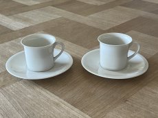 画像1: ヨーロッパヴィンテージ 白いポーセリン デミタスカップ&ソーサー 2客セット #2［202506-03］ (1)