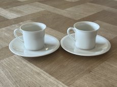 画像2: ヨーロッパヴィンテージ 白いポーセリン デミタスカップ&ソーサー 2客セット #2［202506-03］ (2)