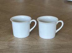 画像3: ヨーロッパヴィンテージ 白いポーセリン デミタスカップ&ソーサー 2客セット #2［202506-03］ (3)