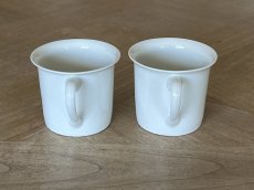 画像4: ヨーロッパヴィンテージ 白いポーセリン デミタスカップ&ソーサー 2客セット #2［202506-03］ (4)