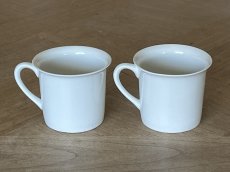 画像5: ヨーロッパヴィンテージ 白いポーセリン デミタスカップ&ソーサー 2客セット #2［202506-03］ (5)