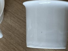 画像11: ヨーロッパヴィンテージ 白いポーセリン デミタスカップ&ソーサー 2客セット #2［202506-03］ (11)