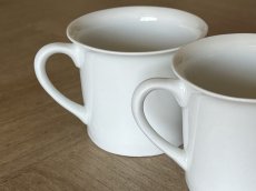 画像13: ヨーロッパヴィンテージ 白いポーセリン デミタスカップ&ソーサー 2客セット #2［202506-03］ (13)