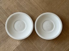 画像16: ヨーロッパヴィンテージ 白いポーセリン デミタスカップ&ソーサー 2客セット #2［202506-03］ (16)
