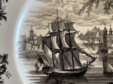 画像8: ボルドー窯 David Johnston 川岸のお城と帆船のある風景 グリザイユ プレート [202506−09] (8)