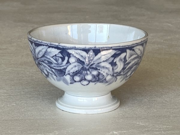 画像1: カフェオレボウル ボルドー窯 さくらんぼとかたつむり柄 口径12.8cm〖202503-08〗 (1)
