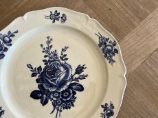画像2: HBCM モントロー ブルーローズのブーケ 花リム メインプレート 24cm #1 [202506−61] (2)
