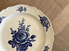 画像2: HBCM モントロー ブルーローズのブーケ 花リム メインプレート 24cm #2  [202506−62] (2)