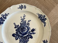 画像2: HBCM モントロー ブルーローズのブーケ 花リム メインプレート 24cm #5  [202506−65] (2)