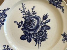 画像4: HBCM モントロー ブルーローズのブーケ 花リム デザート皿 22cm #4 [202506−70] (4)